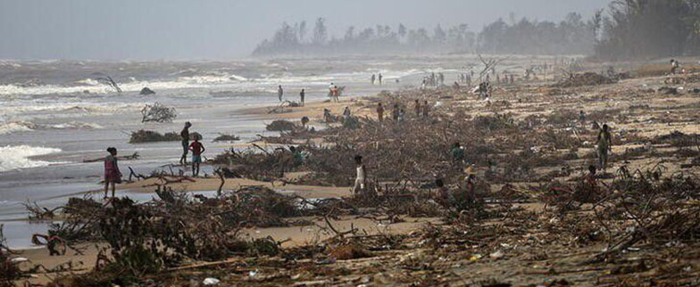 Plage après le passage du cyclone Batsirai - Ville de Mananjary - REUTERS @ Alkis Konstantinidis